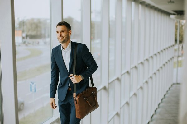 How to Choose a Structured Vegan Leather Briefcase for a Sophisticated Work Look?